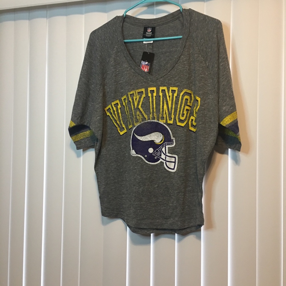 Minnesota Vikings size small V-neck oversize ladies tee NWT